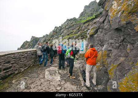 Persone escursionismo in Skellig Michael Island, nella contea di Kerry, Irlanda Foto Stock