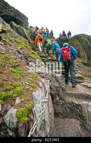 Persone escursionismo in Skellig Michael Island, nella contea di Kerry, Irlanda Foto Stock