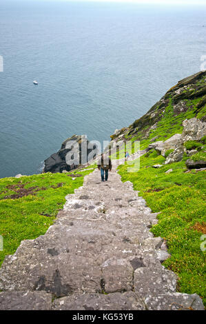 Persone escursionismo in Skellig Michael Island, nella contea di Kerry, Irlanda Foto Stock