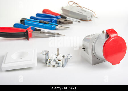 Set di utensile elettrico su sfondo di legno. accessori per lavori di ingegneria informatica, il concetto di energia Foto Stock