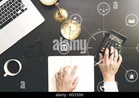 La giustizia e la nozione di diritto.imprenditore o un avvocato o ragioniere lavorando su account utilizzando una calcolatrice e computer laptop e documenti con schema Vr Foto Stock