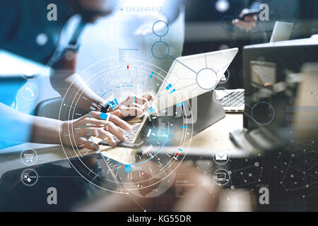 Lo sviluppo di programmazione e tecnologie di codifica. Sito web design Team. Cyber spazio contenuto.grande concetto di dati con schema VR. Foto Stock