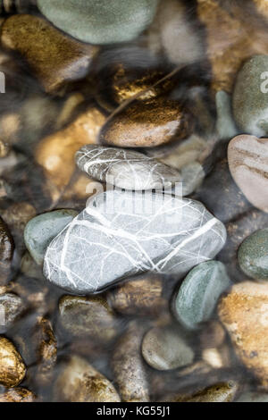 Rocce modellate nel flusso Foto Stock