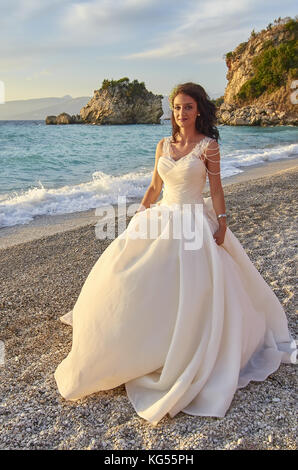 Sposa albanese, Cestino il vestito sulla spiaggia, Pasqyra (Mirror) Spiaggia vicino Saranda, Albania Foto Stock
