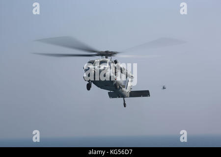 Stati Uniti Quinta Flotta Area di operazioni (ott. 26,2017) U.S. Navy MH-60 Sierra elicottero atterra a bordo della USS Lewis B. estrattore mentre in corso, Ott 26,2017. Di noi Foto Stock