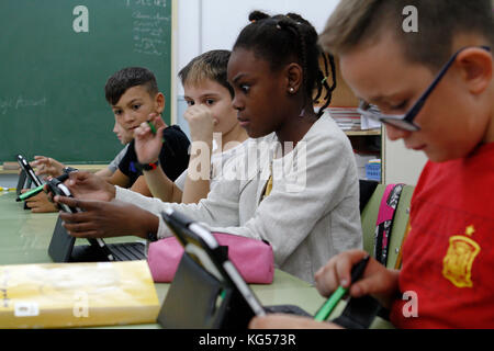 Gli studenti della scuola elementare di imparare i pericoli e i buoni usi di Internet e delle reti sociali, a Palma di Maiorca, isole Baleari di Sp Foto Stock