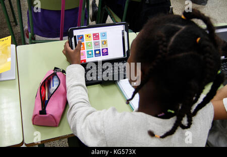 Gli studenti della scuola elementare di imparare i pericoli e i buoni usi di Internet e delle reti sociali, a Palma di Maiorca, isole Baleari di Sp Foto Stock