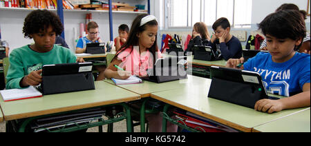 Gli studenti della scuola elementare di imparare i pericoli e i buoni usi di Internet e delle reti sociali, a Palma di Maiorca, isole Baleari di Sp Foto Stock