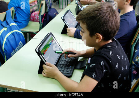 Gli studenti della scuola elementare di imparare i pericoli e i buoni usi di Internet e delle reti sociali, a Palma di Maiorca, isole Baleari di Sp Foto Stock