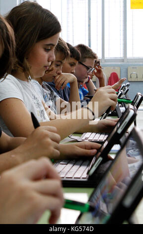 Gli studenti della scuola elementare di imparare i pericoli e i buoni usi di Internet e delle reti sociali, a Palma di Maiorca, isole Baleari di Sp Foto Stock