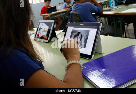 Gli studenti della scuola elementare di imparare i pericoli e i buoni usi di Internet e delle reti sociali, a Palma di Maiorca, isole Baleari di Sp Foto Stock