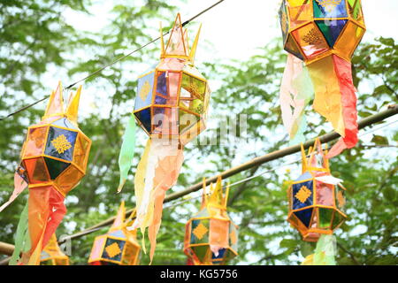 Lanterne di carta , lanterne pendenti / utilizzati come decorazione per il Loy Krathong festival , "festival delle luci" Chiang Mai, Thailandia Foto Stock