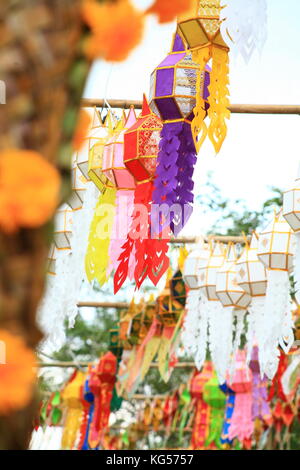 Lanterne di carta , lanterne pendenti / utilizzati come decorazione per il Loy Krathong festival , "festival delle luci" Chiang Mai, Thailandia Foto Stock