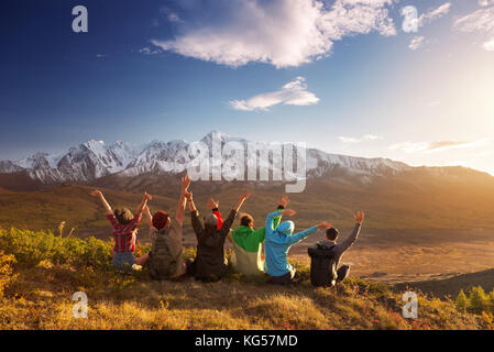 Gruppo happy amici divertendosi mountain top Foto Stock