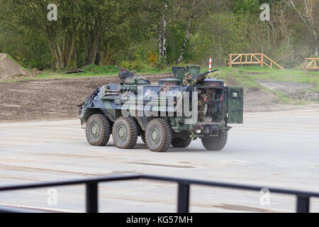 Munster / Germania - ottobre 9, 2017: tedesco tpz Fuchs, sorge su una piattaforma vicino al campo di battaglia Foto Stock