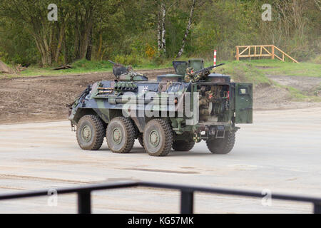 Munster / Germania - ottobre 9, 2017: tedesco tpz Fuchs, sorge su una piattaforma vicino al campo di battaglia Foto Stock