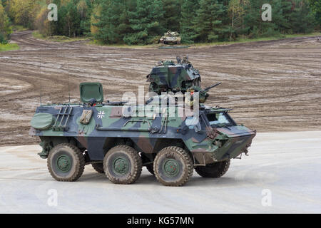 Munster / Germania - ottobre 9, 2017: tedesco tpz Fuchs, sorge su una piattaforma vicino al campo di battaglia Foto Stock