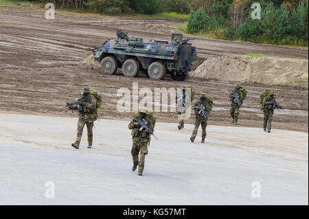 MUNSTER / GERMANIA - 9 OTTOBRE 2017: KSK tedesco, comando delle forze speciali cammina su una piattaforma vicino al campo di battaglia Foto Stock