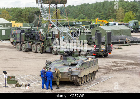 Munster / Germania - ottobre 9, 2017: logistica dall esercito tedesco funziona su un carro armato principale leopard presso un esercizio Foto Stock