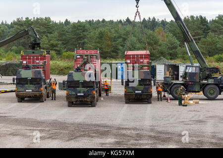 Munster / Germania - ottobre 9, 2017: logistica dall esercito tedesco funziona su un carro armato principale leopard presso un esercizio Foto Stock