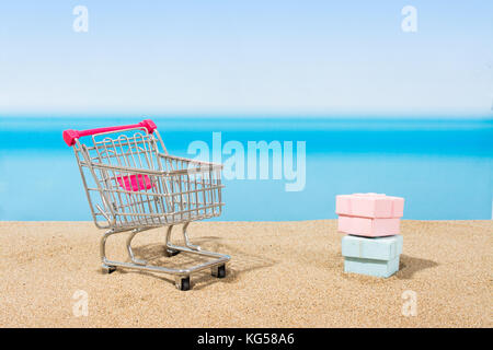 Estate ingaggi, shopping viaggio. carrello sulla spiaggia Foto Stock