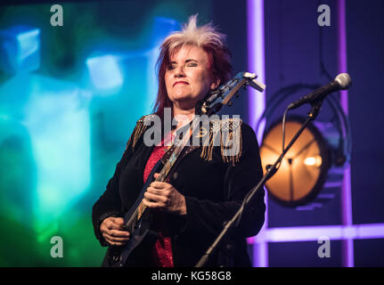 Roreto di Cherasco, Italia. 03 nov, 2017. jennifer batten (michael jackson il chitarrista) esegue in merula a Roreto di Cherasco. Credito: alberto gandolfo/Pacific press/alamy live news Foto Stock