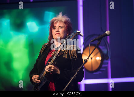 Roreto di Cherasco, Italia. 03 nov, 2017. jennifer batten (michael jackson il chitarrista) esegue in merula a Roreto di Cherasco. Credito: alberto gandolfo/Pacific press/alamy live news Foto Stock