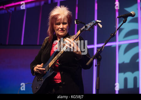 Roreto di Cherasco, Italia. 03 nov, 2017. jennifer batten (michael jackson il chitarrista) esegue in merula a Roreto di Cherasco. Credito: alberto gandolfo/Pacific press/alamy live news Foto Stock