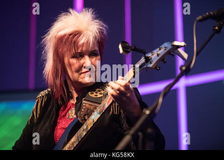 Roreto di Cherasco, Italia. 03 nov, 2017. jennifer batten (michael jackson il chitarrista) esegue in merula a Roreto di Cherasco. Credito: alberto gandolfo/Pacific press/alamy live news Foto Stock