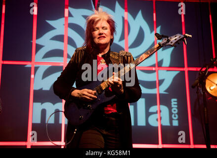 Roreto di Cherasco, Italia. 03 nov, 2017. jennifer batten (michael jackson il chitarrista) esegue in merula a Roreto di Cherasco. Credito: alberto gandolfo/Pacific press/alamy live news Foto Stock