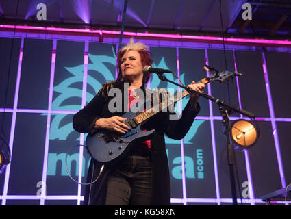 Roreto di Cherasco, Italia. 03 nov, 2017. jennifer batten (michael jackson il chitarrista) esegue in merula a Roreto di Cherasco. Credito: alberto gandolfo/Pacific press/alamy live news Foto Stock