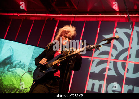 Roreto di Cherasco, Italia. 03 nov, 2017. jennifer batten (michael jackson il chitarrista) esegue in merula a Roreto di Cherasco. Credito: alberto gandolfo/Pacific press/alamy live news Foto Stock