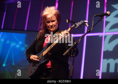 Roreto di Cherasco, Italia. 03 nov, 2017. jennifer batten (michael jackson il chitarrista) esegue in merula a Roreto di Cherasco. Credito: alberto gandolfo/Pacific press/alamy live news Foto Stock