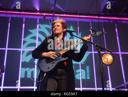 Roreto di Cherasco, Italia. 03 nov, 2017. jennifer batten (michael jackson il chitarrista) esegue in merula a Roreto di Cherasco. Credito: alberto gandolfo/Pacific press/alamy live news Foto Stock