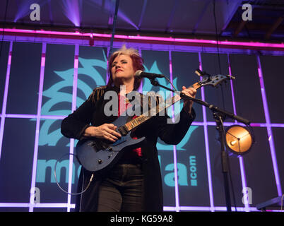 Roreto di Cherasco, Italia. 03 nov, 2017. jennifer batten (michael jackson il chitarrista) esegue in merula a Roreto di Cherasco. Credito: alberto gandolfo/Pacific press/alamy live news Foto Stock