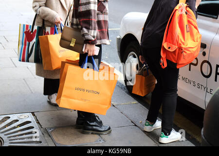 Progettista negozi di Oxford Street, shoppers grandine una cabina dopo aver speso migliaia di sterline / dollari Yen /etc a Louis Vuitton a Selfridges di Londra. Foto Stock