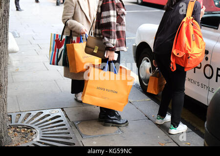 Progettista negozi di Oxford Street, shoppers grandine una cabina dopo aver speso migliaia di sterline / dollari Yen /etc a Louis Vuitton a Selfridges di Londra. Foto Stock