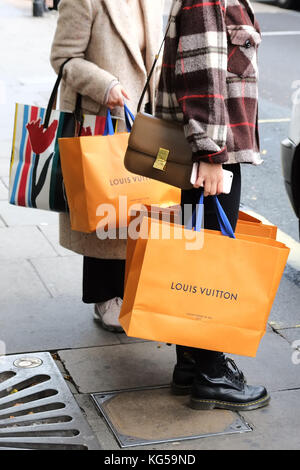 Progettista negozi di Oxford Street, shoppers grandine una cabina dopo aver speso migliaia di sterline / dollari Yen /etc a Louis Vuitton a Selfridges di Londra. Foto Stock