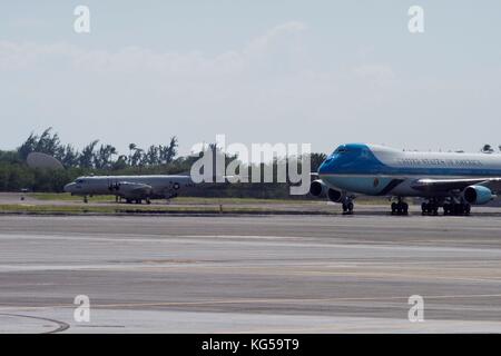 171103-N-QE566-001 Air Force One atterra su base comune perla Harbor-Hickam nov. 3. Presidente Trump è nelle Hawaii per ricevere una informazione da noi Foto Stock