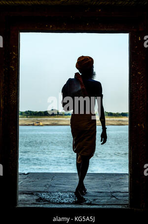 Retro in bianco e nero di un sadhu baba a varanasi,l'india. Foto Stock