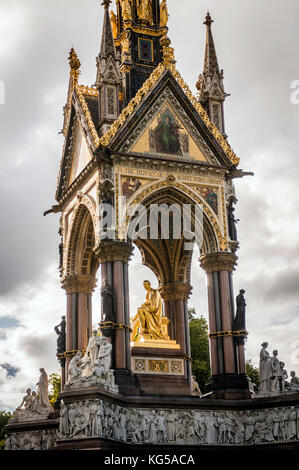 L'Albert Memorial opposta alla Albert Hall di Kensington Gardens, London, Regno Unito Foto Stock