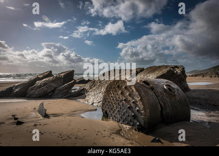 Strano grandi oggetti metallici lavato fino sulla spiaggia di Whitsand Bay, Cornwall, Regno Unito Foto Stock