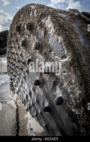 Strano grandi oggetti metallici lavato fino sulla spiaggia di Whitsand Bay, Cornwall, Regno Unito Foto Stock