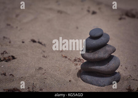 Pila di pietre bilanciato sulla spiaggia Foto Stock