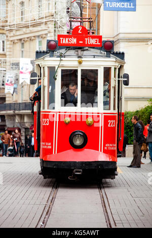 Tram rosso in piazza Taksim. Famosa linea turistica con tram d'epoca Foto Stock