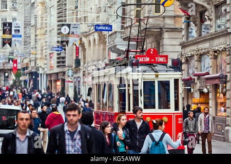 Tram rosso in piazza Taksim. Famosa linea turistica con tram d'epoca Foto Stock