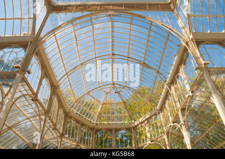 Il Cristal Palace, vista interna. Il Parco del Retiro di Madrid, Spagna. Foto Stock