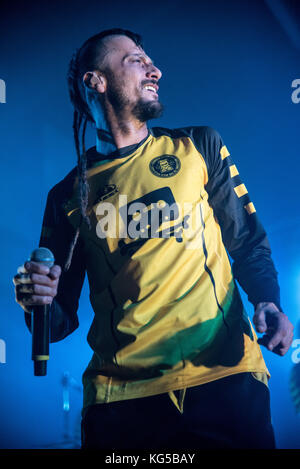 Saluzzi, Italia. 04 nov, 2017. almir hasanbegovi? (Dubioza kolektiv ) esegue in saluzzo al pala 3 crs novmber 2017 credit: alberto gandolfo/Pacific press/alamy live news Foto Stock