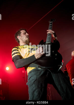 Saluzzi, Italia. 04 nov, 2017. jernej šavel(dubioza kolektiv ) esegue in saluzzo al pala 3 crs novmber 2017 credit: alberto gandolfo/Pacific press/alamy live news Foto Stock