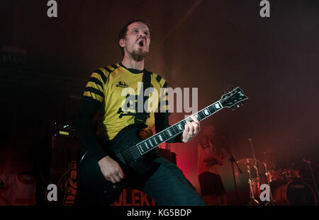 Saluzzi, Italia. 04 nov, 2017. jernej šavel(dubioza kolektiv ) esegue in saluzzo al pala 3 crs novmber 2017 credit: alberto gandolfo/Pacific press/alamy live news Foto Stock